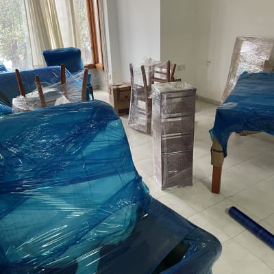 רהיטים עטופים בניילון כחול לקראת מעבר דירה
