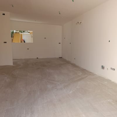 חדר ריק עם קירות צבועים ולוח רצפה חדש