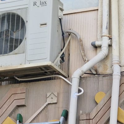 יחידת מיזוג אוויר מותקנת על קיר חיצוני