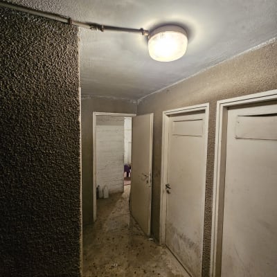 מנורת תקרה דולקת במסדרון עם דלתות