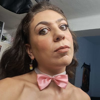 איפור עיניים מודגש ושפתון טבעי