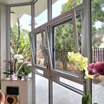 חלונות אלומיניום פתוחים עם מסגרת אפורה