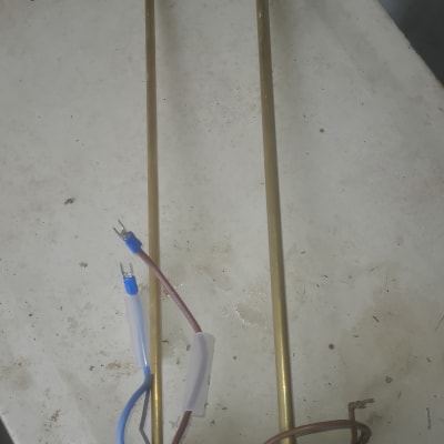 שני גופי חימום עם חוטי חשמל מחוברים