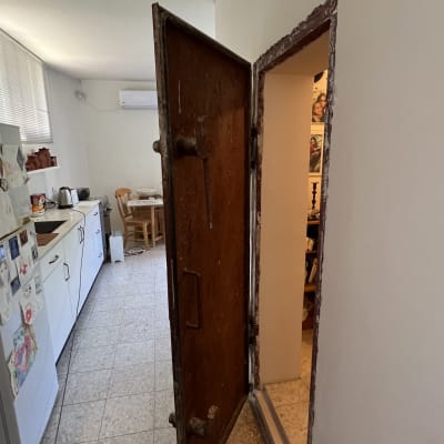 דלת מתכת כבדה פתוחה במטבח ביתי