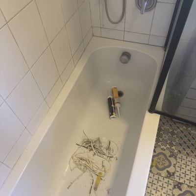 אמבטיה עם כלים וחומרים לשיפוץ