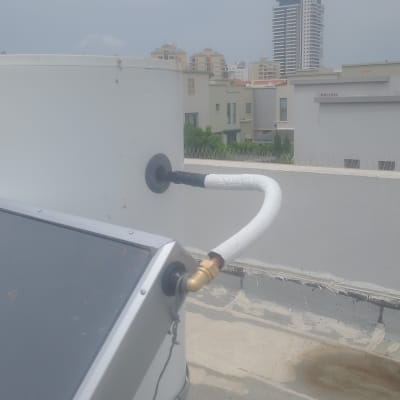 דוד שמש עם צינור מחובר על גג