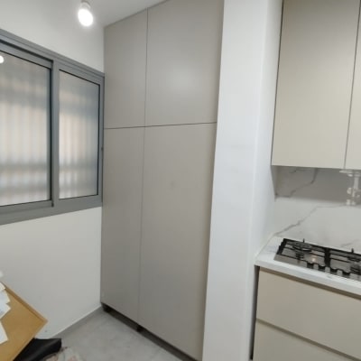 ארונות מטבח גבוהים בצבע בז