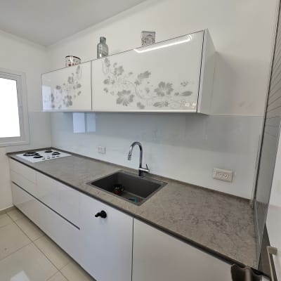 מטבח מודרני עם כיור וברז, ארונות לבנים