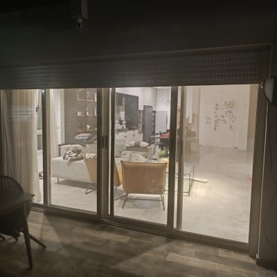 תריסים סגורים על חלון זכוכית גדול בבית מודרני