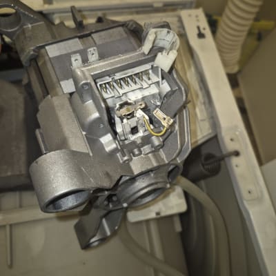 חלק חשמלי עם חיבורים וכבלים במכשיר