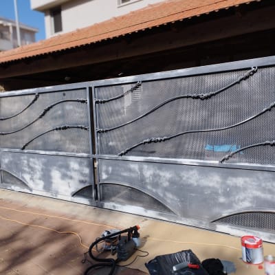 שער מתכת עם ציוד צביעה, כולל מברשת ופח צבע