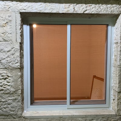 מסגרת חלון אלומיניום עם זכוכית שקופה