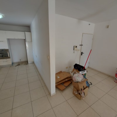 מטאטא אדום, קופסאות קרטון, דלי עם חומרי ניקוי