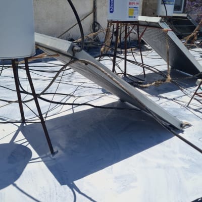 גג אטום בצבע לבן עם דודי שמש