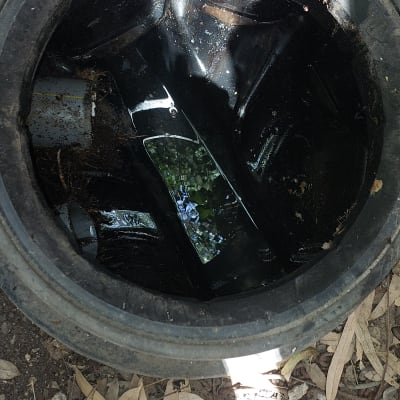 צינור ביוב פתוח עם מים בתוכו