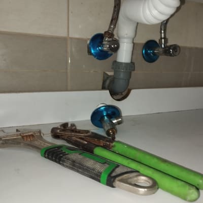 כלים וצנרת מתחת לכיור במטבח