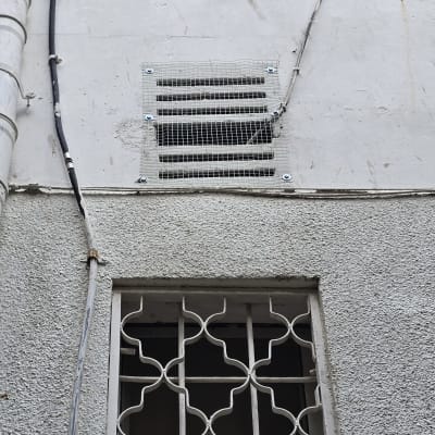 רשת מגן על פתח אוורור בקיר חיצוני