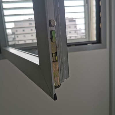 חלון פתוח עם תריסים אופקיים ברקע