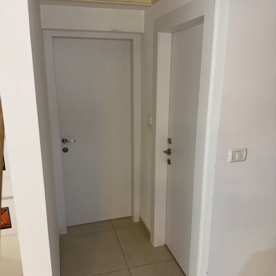 שתי דלתות לבנות במסדרון פנימי