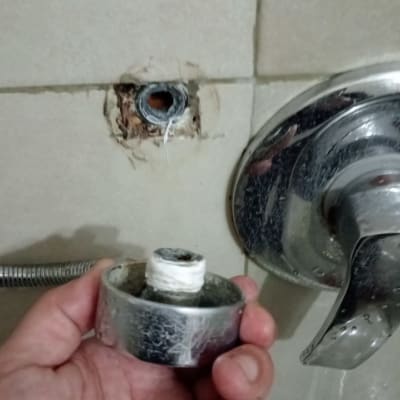 יד מחזיקה חלק ברז עם סרט טפלון