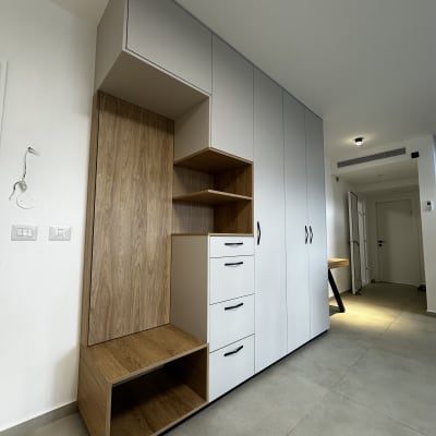 ארון עץ עם מדפים ודלתות לבנות