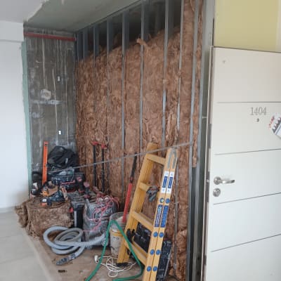 כלי עבודה וחומרי בנייה באתר שיפוצים