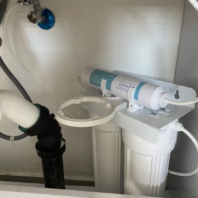 מסנן מים מתחת לכיור עם צינורות וחיבורים