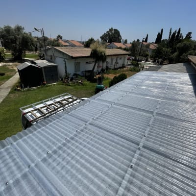 גג אלומיניום עם ברגים, סולם על הקרקע