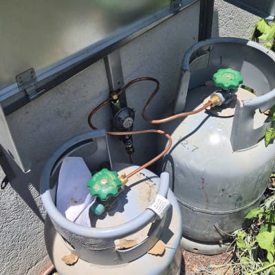 שני בלוני גז עם צינורות ומד לחץ