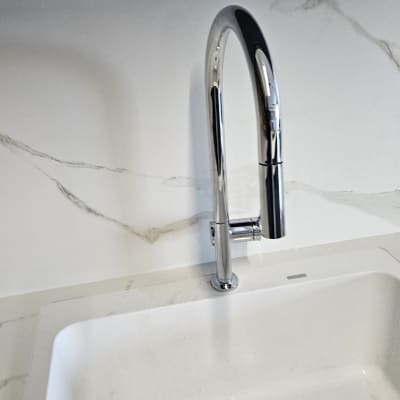 ברז וכיור במטבח, מתאים לעבודות אינסטלציה