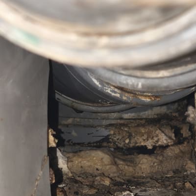 תמונה של צינור עם סימני נזילה ועובש