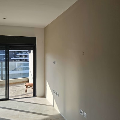 קיר צבוע בצבע בהיר עם שקעים חשמליים