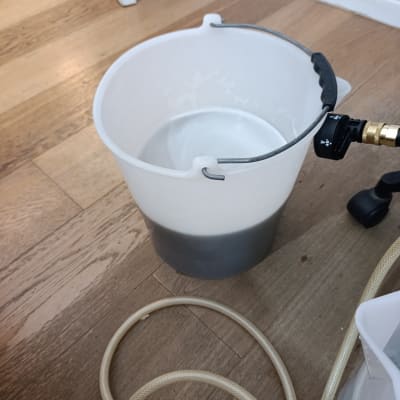 דלי עם צינור מחובר, כנראה לשימוש במיזוג אוויר