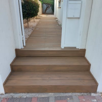 מדרגות ודק עץ בכניסה לבית