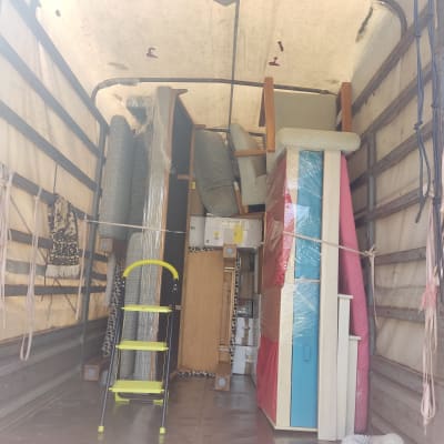 רהיטים וארגזים מסודרים במשאית הובלה