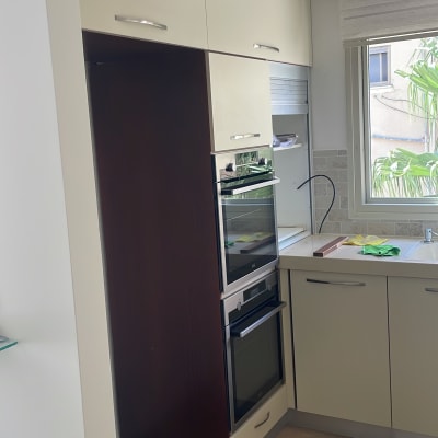 מטבח עם תנור בילט-אין, כיור וחלון