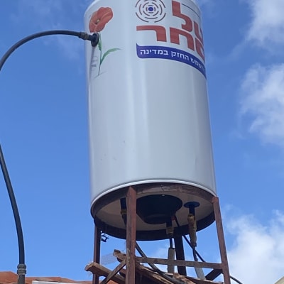 דוד שמש מותקן על גג עם צינורות מחוברים