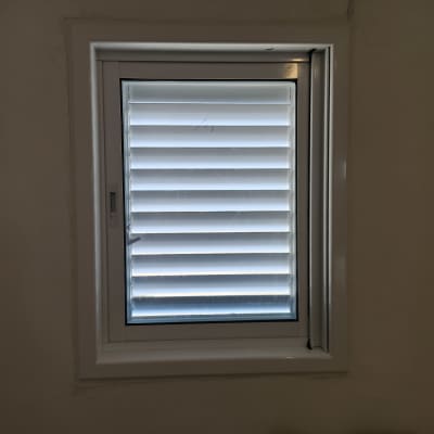 חלון אלומיניום עם תריסים סגורים