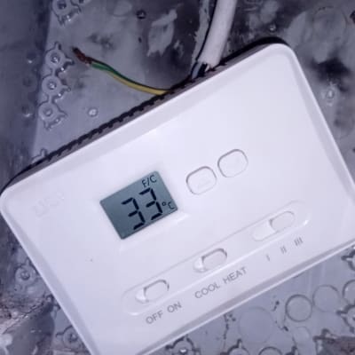 תרמוסטט עם תצוגת טמפרטורה 33 מעלות צלזיוס