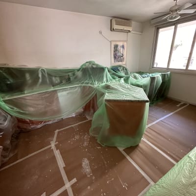 חדר מכוסה ביריעות פלסטיק לקראת צביעה