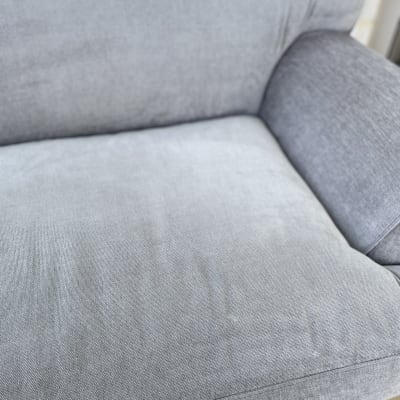 ספה אפורה עם כרית נקייה