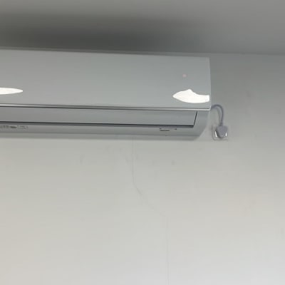 מזגן מותקן על קיר לבן