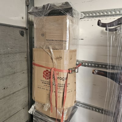 קופסאות קרטון עטופות בניילון עם רצועות קשירה