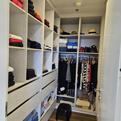 ארון בגדים מסודר עם מדפים ותלייה