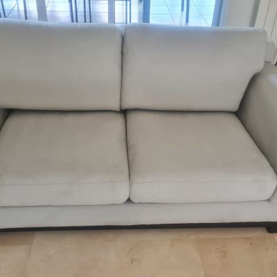 ספה אפורה נקייה בחדר מגורים