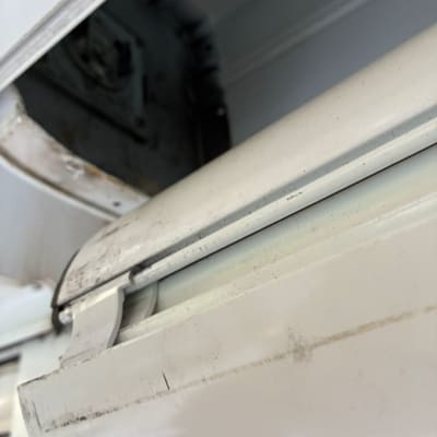 תמונה של תריס לבן עם לכלוך קל