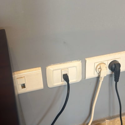 שקעי חשמל וכבלים מחוברים לקיר