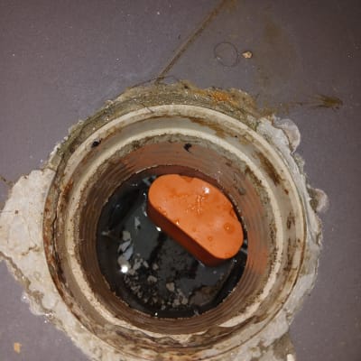 פתח ביוב עם מכסה כתום