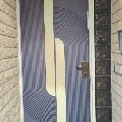 דלת מעוצבת עם דוגמה גיאומטרית