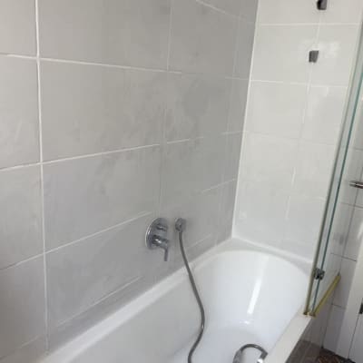 אמבטיה עם אריחים וכלי עבודה